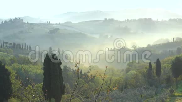 从圣吉米尼亚诺墙壁的薄雾晨景视频的预览图