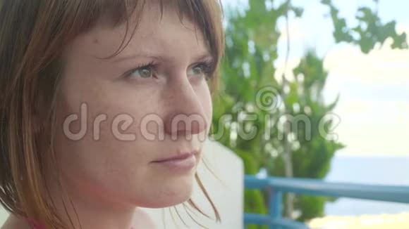 坐在酒店阳台上看泻湖大海的女性视频的预览图