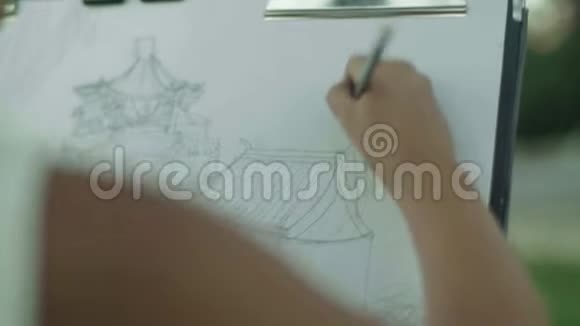 女孩艺术家画了一幅画北京中国视频的预览图