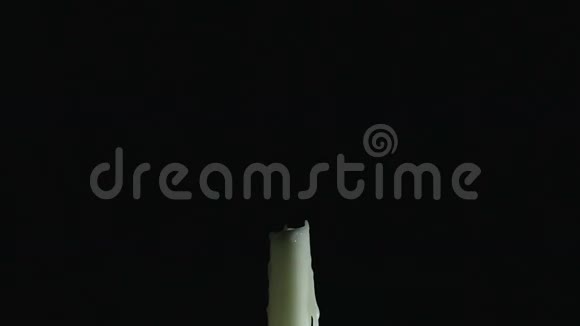 打火机照明蜡烛视频的预览图