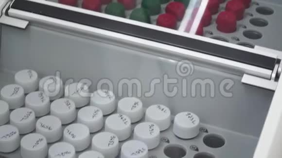 试管和瓶子布置在医疗手推车上剪辑医学实验室的试管堆实验室测试视频的预览图