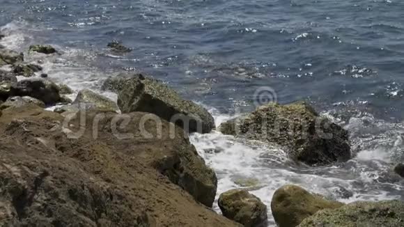 海浪冲击着岩石海岸视频的预览图