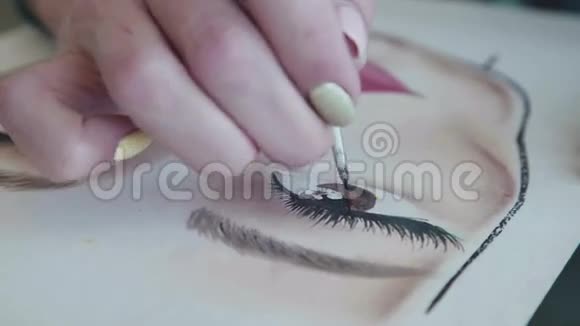 脸图上的化妆化妆师画睫毛视频的预览图