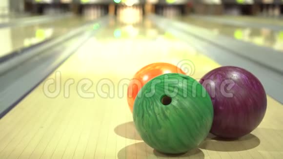 胡同上三个五颜六色的保龄球的设备组成的特写视频的预览图