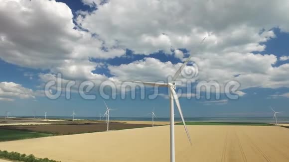 风电场的背景是近海的黄绿田航空测量视频的预览图