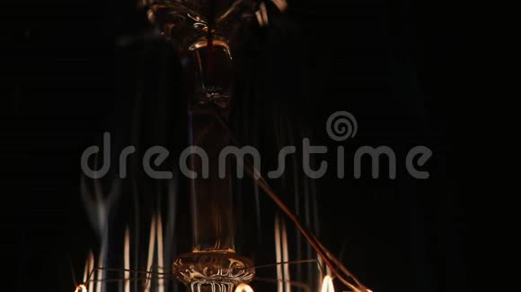 发光的爱迪生灯的多利滑梯视频的预览图