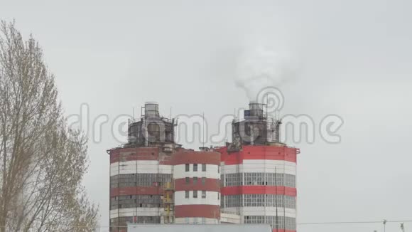 吸烟的工业管道工业烟雾对空气的污染视频的预览图