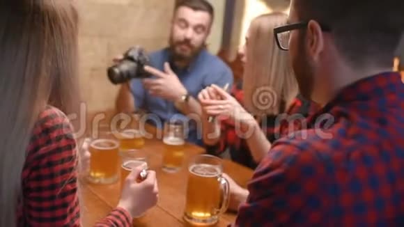 朋友年轻人和女孩喝啤酒在酒吧聊天和微笑视频的预览图