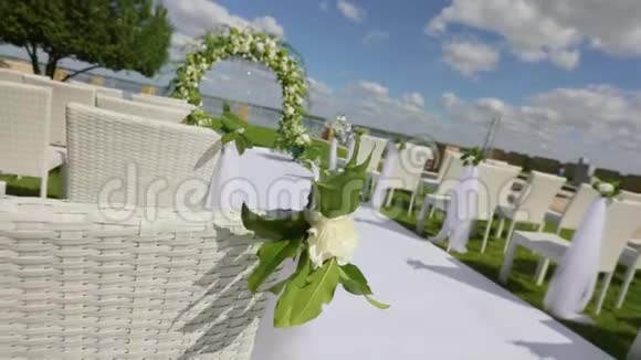 婚礼装饰拱门为婚礼的鲜花现代婚礼装饰视频的预览图