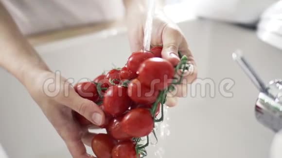 女人在自来水下洗樱桃西红柿视频的预览图