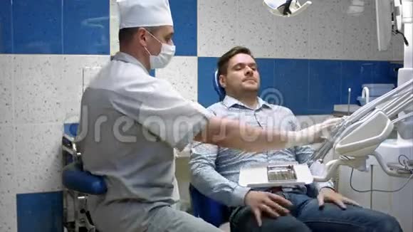 牙医在牙科椅上检测病人的龋齿视频的预览图