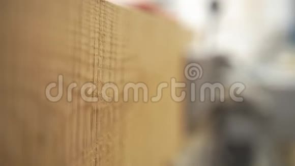 使用工业木工设备用木板工作的男性手视频的预览图
