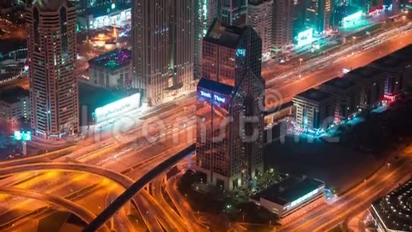 夜晚时光流逝迪拜市中心建筑谢赫扎耶德公路的空中景观和快速移动的交通视频的预览图