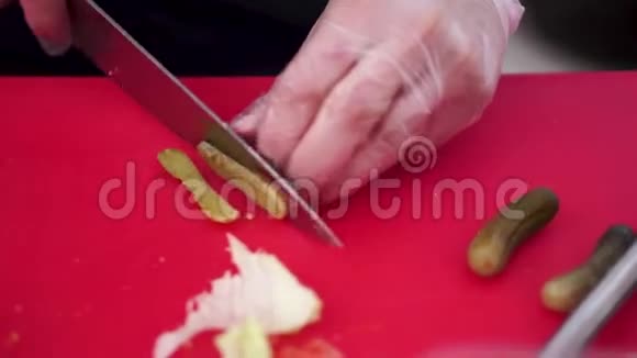 刀在木板上切割泡菜剪辑煮切腌制黄瓜刀在女性手中烹饪过程视频的预览图