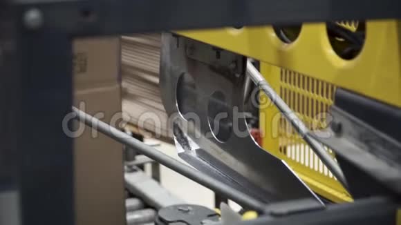 纸板制造机推进生产线制造箱剪辑在生产线上用纸板包装快递视频的预览图