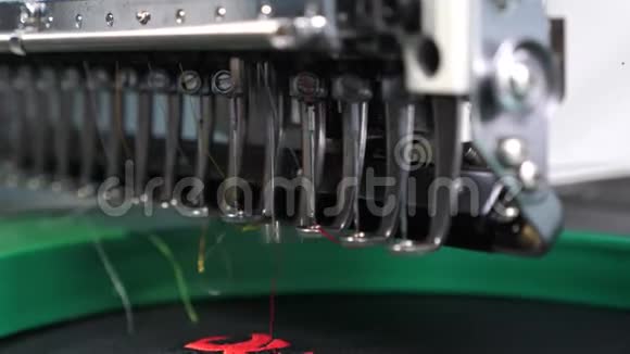 机器人缝纫机自动缝纫机一种在黑色上有红色螺纹的自动机器刺绣图案视频的预览图