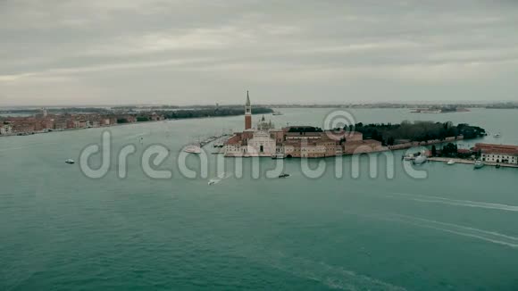 圣乔吉奥马吉奥尔教堂空中无人机景观旅游船在圣乔治马吉奥尔教堂附近航行从这里看视频的预览图
