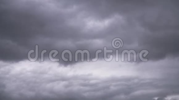 天空中飘着一片巨大的雷雨云视频的预览图