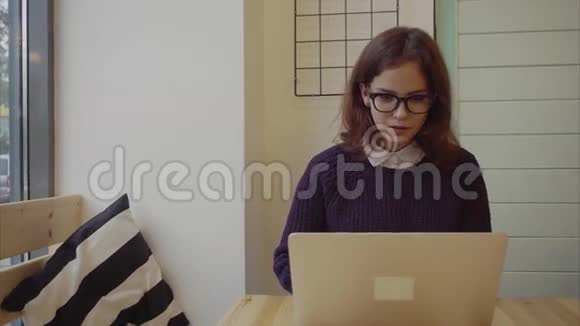 室内手提电脑的女学生视频的预览图