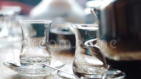 侍者用杯子倒东方茶视频的预览图