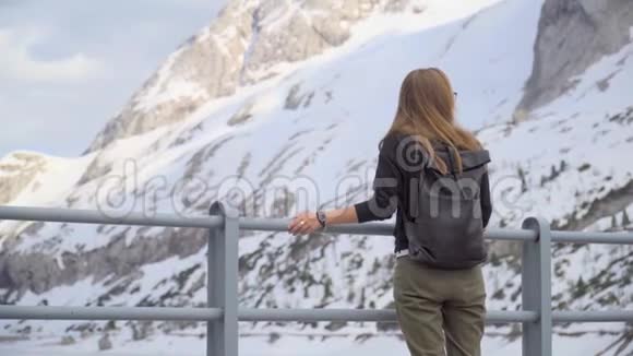 放松的少女享受山景视频的预览图
