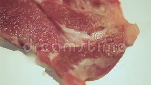 煎锅上的猪肉视频的预览图