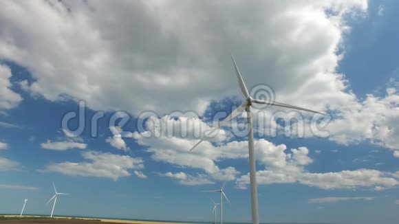 工业风能在厚厚的白云中涡轮蓝天航空测量视频的预览图