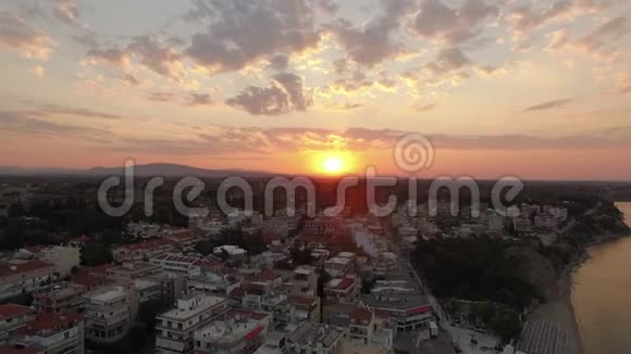 日出时度假小镇和海上的空中全景NeaKallikratia希腊视频的预览图