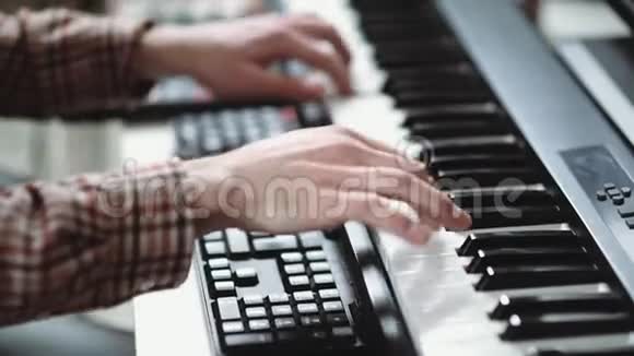 现代作曲家在电子合成器上演奏音乐视频的预览图