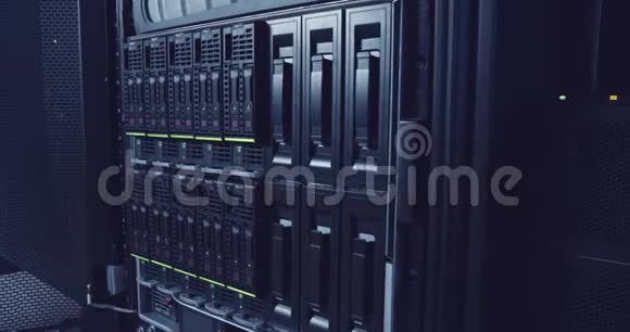 云计算数据中心内部的大型服务器机房视频的预览图