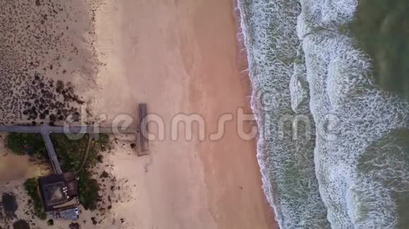 葡萄牙阿尔加维昆塔杜拉戈的木墩和波浪视频的预览图