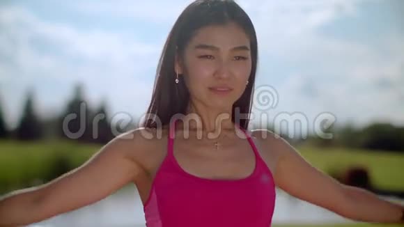 女人做健身运动的肖像接近亚洲女性锻炼视频的预览图