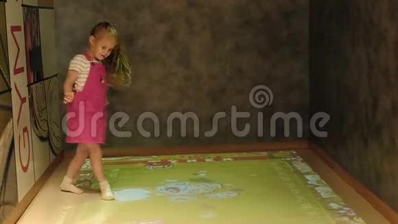 玩跳穿着红色衣服的小女孩喜欢玩游戏视频的预览图
