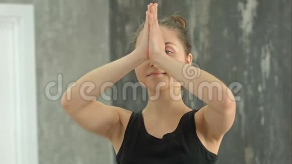 Ypung金发女人在室内工作室练习瑜伽视频的预览图