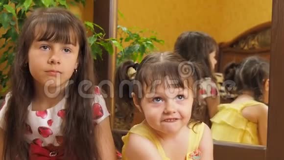 孩子们回到镜子前姐妹被反射在镜子的背面幼儿的情绪视频的预览图