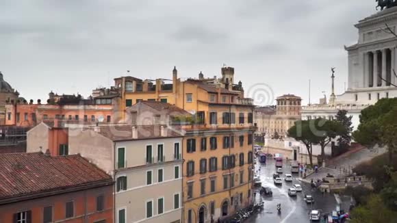 街道和罗马建筑的俯视图视频的预览图