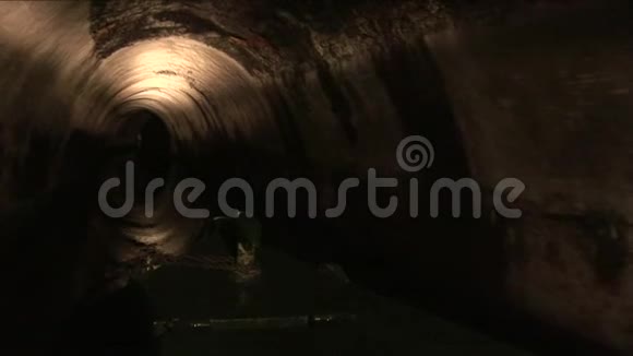 旧砖砌成的运河隧道窄小的船帆视频的预览图