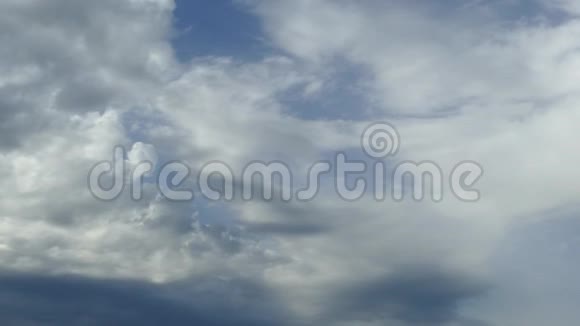 雨前乌云密布的自然背景蓝色泻湖海滩卡西奥皮科孚岛希腊视频的预览图