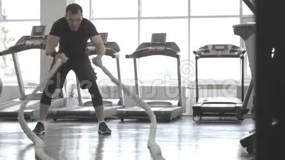 功能训练健身馆用战绳慢动作视频的预览图