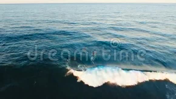 在日落时空中观景冲浪者在海浪上菲律宾西亚高云9视频的预览图
