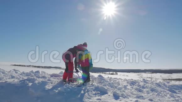 幸福的家庭母亲和孩子女儿在户外散步雪橇妈妈和孩子们的美丽家庭视频的预览图
