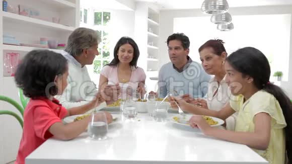多代印度家庭在家吃饭视频的预览图