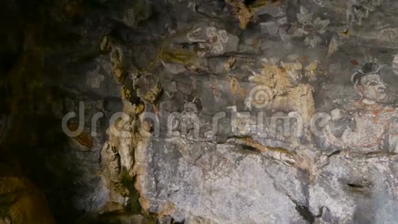 砂岩洞穴的历史绘画墙上的历史艺术聚光灯视频的预览图
