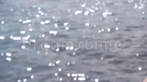分散的太阳光束在海上视频的预览图