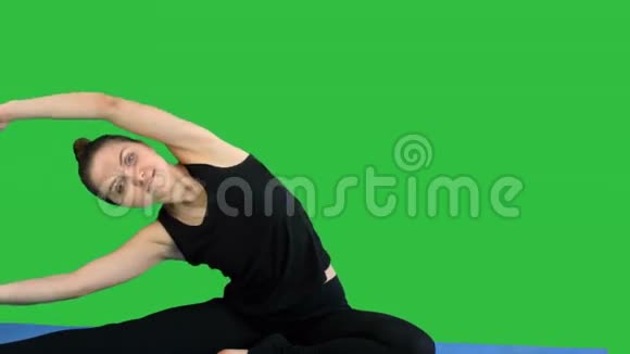 健身女性伸展身体在绿色屏幕上做普拉提Chroma键视频的预览图