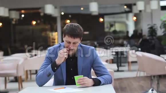 年轻的商人在咖啡馆吃饭视频的预览图