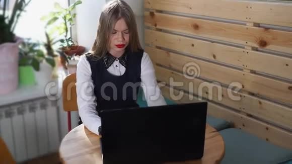 商务女性手提电脑浏览新闻智能手表查看邮件视频的预览图