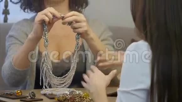 女人在珠宝店评价项链项链手镯视频的预览图