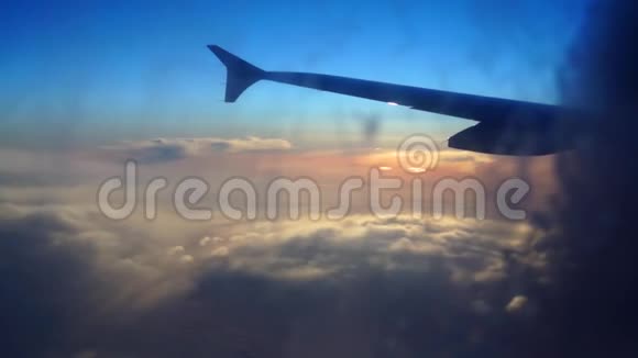 云窗座椅飞机概念在日落或日出时从座椅上的天空云景飞机关闭窗户美丽视频的预览图