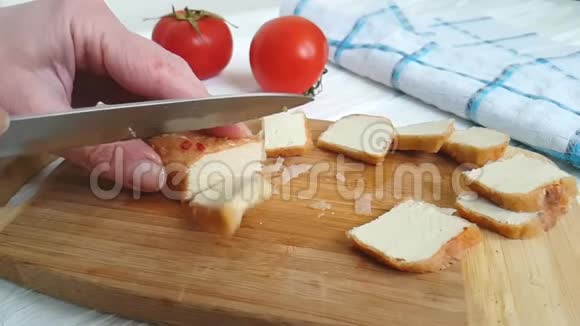 双手把奶酪豆腐传统番茄放在木头上视频的预览图